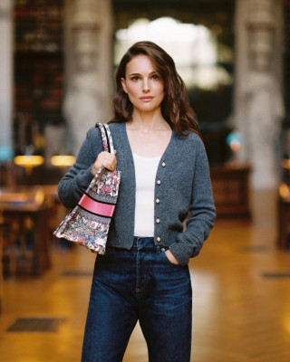 Natalie Portman – Dior Book Tote Club at French National Library in Paris фото №1392620