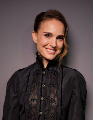 Natalie Portman – at Dior Fall 2025 Fashion Show  фото №1413470