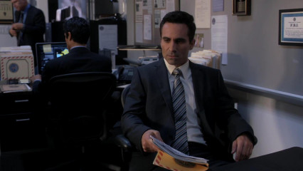 Nestor Carbonell - Ringer (2011) 1x02 'She's Ruining Everything' фото №1305361