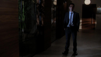 Nestor Carbonell - Ringer (2011) 1x04 'It's Gonna Kill Me, But I'll Do It' фото №1316379