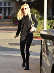  Nicola Peltz – Shopping at Maxfield in West Hollywood фото №932161