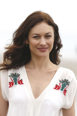 Olga Kurylenko – 32nd Cabourg Film Festival Photo Session on the Beach фото №1079090