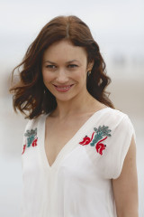 Olga Kurylenko – 32nd Cabourg Film Festival Photo Session on the Beach фото №1079085