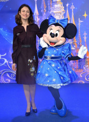 Olga Kurylenko – Disneyland 25th Anniversary Celebration in Paris фото №950686
