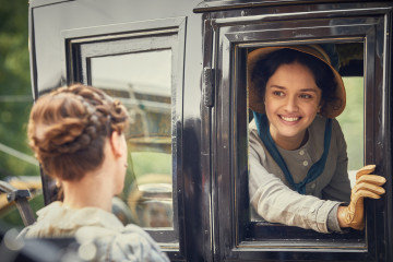 Olivia Cooke - Vanity Fair (2018) 1x01 'Miss Sharp in the Presence of the Enemy' фото №1312909