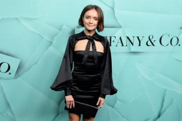 Olivia Cooke – 2018 Tiffany Blue Book Collection in NYC фото №1108415