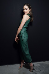 Olivia Culpo at Paris Fashion Week – Poses at Mugler Show Backstage  фото №945149