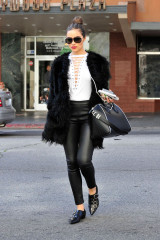 Olivia Culpo Chic Street Style – Leaving an Office Building LA  фото №952947