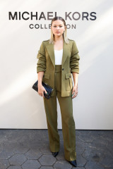 Olivia Holt-Michael Kors Show at New York Fashion Week фото №1309764