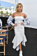 Olivia Holt-Comic Con in San Diego фото №1086770