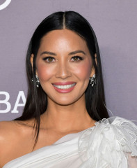 Olivia Munn - Baby2Baby Gala in Los Angeles 11/09/2019 фото №1251789