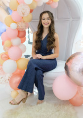 Olivia Sanabia – Mackenzie Ziegler Launches New BeautyLine, Love, Kenzie in Holl фото №1101799