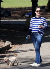 Olivia Wilde – Walking Her Dog in a Park in NYC фото №1001149