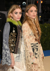Mary-Kate and Ashley Olsen at MET Gala in New York фото №961408