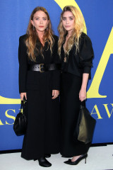 Mary-Kate Olsen and Ashley Olsen – 2018 CFDA Fashion Awards in NYC фото №1075465