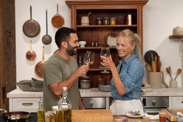 Pamela Anderson - Pamela's Cooking with Love (2025) 1x04 Pamela &amp; Andy Baraghani фото №1414557