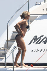 Pamela Anderson shows off her hot body in a black bikini on vacation in France фото №986988