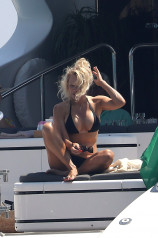 Pamela Anderson shows off her hot body in a black bikini on vacation in France фото №986981