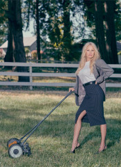 Pamela Anderson for Aritzia Babaton Fall 2023 Campaign фото №1375759