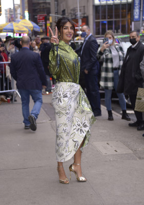 Priyanka&nbsp;Chopra&nbsp;- Good Morning America Studio, New York 12/16/2021 фото №1328763