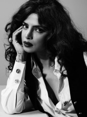 Priyanka Chopra by Emma Summerton for Vanity Fair (Feb 2022) фото №1333629