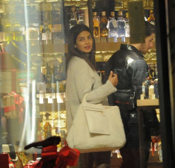 Priyanka Chopra and Nick Jonas – Christmas Shopping in London фото №1127575