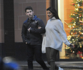 Priyanka Chopra and Nick Jonas – Christmas Shopping in London фото №1127578