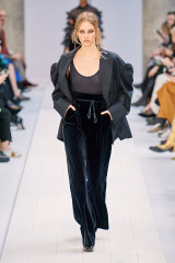 Rebecca Longendyke - Max Mara Autumn/Winter 2020 Fashion Show in Milan фото №1254226