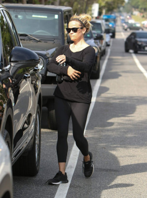 Reese Witherspoon in Tights – Los Angeles  фото №954192