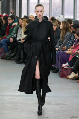 Rianne Van Rompaey - Sacai Fall/Winter 2023 Fashion Show in Paris фото №1365983