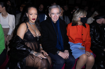 Rihanna - Dior FW 2022/2023 Show at PFW 03/01/2022 фото №1339281