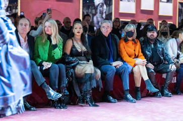 Rihanna - Dior FW 2022/2023 Show at PFW 03/01/2022 фото №1339279