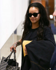 Rihanna - Airport in Sydney 10/02/2018 фото №1106045