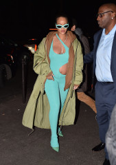 Rihanna - Caviar Kaspia Restaurant in Paris 03/04/2022 фото №1339524