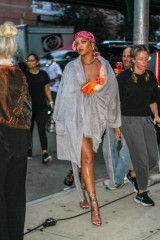 Rihanna - On Set in Bronx 07/10/2021 фото №1302574