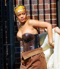 Rihanna - On Set in Bronx 07/10/2021 фото №1302572