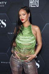 Rihanna - Fenty Beauty & Fenty Skin 'F Club' Party in Los Angeles 02/11/2022 фото №1337364