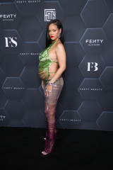 Rihanna - Fenty Beauty & Fenty Skin 'F Club' Party in Los Angeles 02/11/2022 фото №1337366