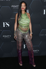 Rihanna - Fenty Beauty & Fenty Skin 'F Club' Party in Los Angeles 02/11/2022 фото №1337354
