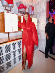 Rihanna - Savage x Fenty Store Opening in Los Angeles 02/12/2022 фото №1337571