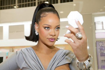 Rihanna - Fenty Beauty x Ulta Beauty Event in Los Angeles 03/12/2022 фото №1339978
