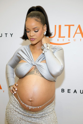 Rihanna - Fenty Beauty x Ulta Beauty Event in Los Angeles 03/12/2022 фото №1339979
