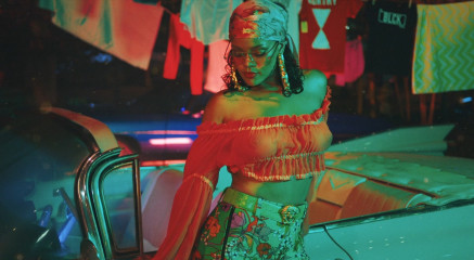 Rihanna - Music Video Wild Thoughts фото №976181