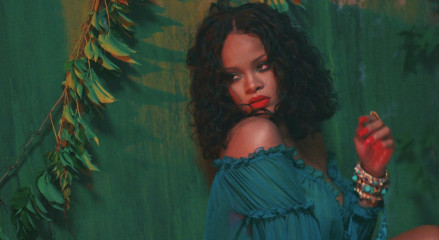 Rihanna - Music Video Wild Thoughts фото №976179