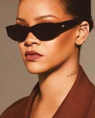 Rihanna - Stunna Fenty Beauty (2018) фото №1104700