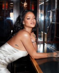 Rihanna - Fenty Beauty (2020) фото №1254978