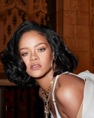 Rihanna - Fenty Beauty 'Gloss Bomb Cream Color Drip Lip Cream' (2020) фото №1285316