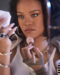 Rihanna - Fenty Beauty 'Pro Filt'r Powder Foundation' (2020) фото №1286228