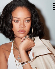 Rihanna - Fenty Beauty 'Pro Filt'r Powder Foundation' (2020) фото №1286230