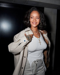 Rihanna - Fenty Beauty 'Pro Filt'r Powder Foundation' (2020) фото №1298143
